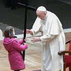 El Papa Francisco recibe la cruz durante el Via Crucis del Viernes Santo