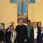 El padre Scalese, junto a las religiosas que servían en Afganistán