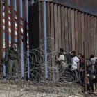 Inmigrantes sin papeles esperando a entrar en Estados Unidos