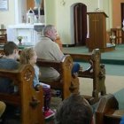 Una misa familiar... perseverar en ella ayuda a las familias, junto con la catequesis se crean redes de familias que se apoyan y se ayudan a través de la parroquia, y eso beneficia a los niños