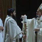 El Papa Francisco enciende su cirio durante la Vigilia Pascual