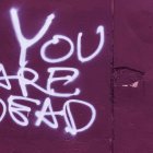 «Your are dead», «Estás muerto»: la dinámica del odio se apodera de la sociedad a medida que desaparece la mentalidad cristiana, que promueve el perdón. Foto: Crawford Jolly / Unsplash.