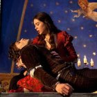 Romeo (Douglas Booth) muerto en los brazos de Julieta (Hailee Steinfeld), en la película dirigida en 2013 por Carlo Carlei.