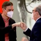 Pedro Sánchez y Ángel Gabilondo en campaña por el voto en Domingo de Pascua, sin felicitar la fiesta