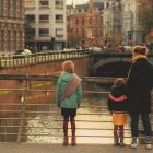 La ideología ambiente quiere retrasar la paternidad hasta una edad en que todo está seguro... pero ya es tarde. El recuerdo de nuestros propios padres es el mejor antídoto. Foto: Christian Lue / Unsplash.