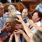 Una imagen del cardenal Brenes, con mitra episcopal, y devotos con la imagen de Santo Domingo, en años anteriores al coronavirus
