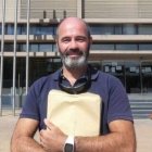 El profesor Jesús Barrón ante los juzgados, dispuesto a defender sus derechos en lo que podría ser un caso claro de cancelación woke- foto de Alcalá Hoy