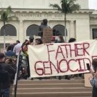 Manifestantes de Black Lives Matter se refieren a San Junípero como "el padre genocida".