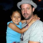 Scott con Neveah, la niña que revolucionó su corazón y lo preparó para el gran cambio que traería a su vida el cáncer.