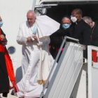 El Papa Francisco recibido por el cardenal Sako, Patriarca de los católicos caldeos, a su llegada a Bagdad