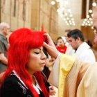 Una joven recibe la unción de los enfermos