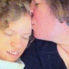 Courtney recibe el cariño de su madre: su enfermedad transformó espiritualmente a toda la familia.