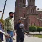 Guardias armados protegen la catedral de Lahore, en Pakistán
