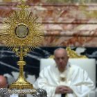 Tras la misa del Corpus Christi tuvo lugar en la basílica de San Pedro una Adoración al Santísimo.