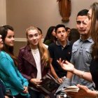 Rhonda Gruenewald (a la derecha de la foto) conversa con algunos jóvenes en uno de sus talleres vocaciones. Foto: Chris Sheridan.