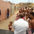 El padre Robinson, en la imagen bendiciendo una comida para las personas pobres que hacen cola