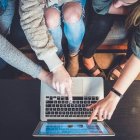 Unas amigas comparten pantalla... ¿quizá en un curso online? - Foto de Jon Schnobrich en Unsplash