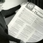 Eleanor Roosevelt, esposa del presidente Franklin Delano Roosevelt, fallecido poco antes, presidió la comisión que preparó en la naciente ONU la Declaración Universal de los Derechos del Hombre.