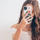 A la edad a la que muchos niños y adolescentes disponen ya de móvil carecen de madurez y criterio para regular el papel que tiene en su vida y para advertir sus riesgos. Foto (contextual): Laura Chouette / Unsplash.