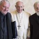 Kiko y el padre Mario Pezzi, en una audiencia con el Papa Francisco