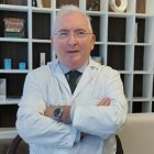 Jacinto Bátiz, experto en cuidados paliativos y acompañamiento al final de la vida, escribe sobre la eutanasia, la medicina ética y el intrusismo de los políticos