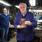 Taller valenciano donde hacen réplicas del Santo Cáliz de la catedral... con el Año Jubilar subió la demanda -foto para AVAN de Alberto Sáiz