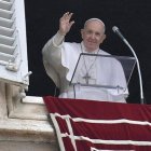 El Papa Francisco saluda desde el balcón después del Angelus de hoy