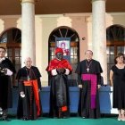 En el centro de la imagen, el cardenal Robert Sarah junto al cardenal Antonio Cañizares y el nuncio Bernardito Auza, y las autoridades académicas de la Universidad Católica de Valencia. Foto: Archidiócesis de Valencia.