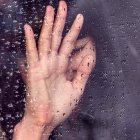 El dolor y el sufrimiento es una de las razones que nos mueven a desear salir de nosotros mismos. Foto: Milada Vigerova / Unsplash.