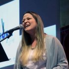 Mariana Valongo canta en la presentación de Sois el Ahora de Dios en Madrid