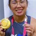 Hidilyn Diaz, récord mundial de halterofilia, muestra sus dos medallas - la de oro y la Milagrosa
