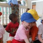 El proyecto "Bajo el árbol del mango" acoge a niños albinos en Tanzania, perseguidos por su color de piel y considerados como una maldición.