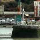 La Cruz en la Dársena de Portu, en Baracaldo, junto a la Ría de Bilbao.