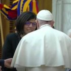 La nueva presidenta de los Focolares, Margaret Karram y su predecesora -con el pelo blanco- Maria Voce, saludan al Papa Francisco