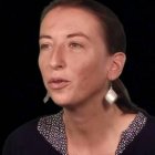 Claire se dejó llevar del ambiente en el colegio, al sentirse como la única cristiana, pero unas malas experiencias le hicieron añorar su fe infantil.