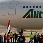 El Papa Francisco sube las escaleras del avión que lo lleva de Bagdad a Roma