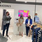 Generar empleo, dignificar la forma de recibir la ropa y la sostenibilidad son los principales objetivos de la cadena textil de Cáritas que acaba de aterrizar en Alicante.