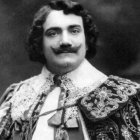 La popularidad del tenor Enciro Caruso en su tiempo fue tan extraordinaria, que cuando se cumple un siglo de su muerte su nombre sigue encarnando emblemáticamente la grandeza de la ópera.