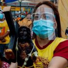 Católica filipina con una imagen del Nazareno Negro, durante la celebración de ayer