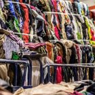 Moda Re-, la cooperativa de Cáritas, ya da trabajo a cientos de personas.
