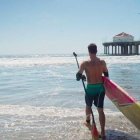 Tardamos un rato en darnos cuenta de que el surfista no tiene brazos... es una figura que avanza decidido hacia la luz, el agua, el Cielo...