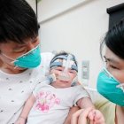 Conseguir 200.000 dólares, un récord Guinness, dosis médicas desconocidas y tallas de pañales que no existen son algunos de los retos a los que se enfrentó la bebé más pequeña del mundo, Kwek Yu Xuan al nacer con 25 semanas.