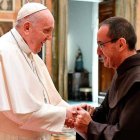 Fray Miguel Márquez, ya como superior general, saludando al Papa Francisco