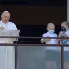 Durante su primera intervención pública tras la operación, el Papa se mostró alegre y con buen aspecto, y centró sus palabras y oración en los enfermos y el personal sanitario.