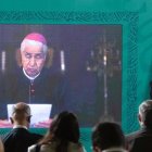 El cardenal Rogelio Cabrera, arzobispo de Monterrey y presidente de la conferencia episcopal mexicana, lee ante el presidente Andrés Manuel López Obrador la carta del Papa con motivo del bicentenario de la independencia del país.