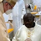 Daniele Libanori, obispo auxiliar de Roma, saluda a Livinius, a quien ordenó sacerdote por expresa y rápida autorización del Papa. Foto: Famiglia Cristiana.