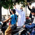 Monseñor Marco Tin Win, obispo de Mandalay, participando en las protestas, levantando tres dedos, símbolo de estas protestas