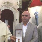 Entrega en 2017 a los dominicos de la Medalla de Oro de la ciudad de Cádiz a la Virgen del Rosario - foto de Antonio Vázquez en La Voz de Cádiz