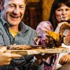 Podemos cambiar mucho nuestra forma de acercarnos a la mesa considerando los consejos de Rachel Marie Stone para que Dios y los demás ocupen un mejor lugar. Foto: Sebastian Coman Photography / Unsplash (detalle).