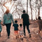 La familia es el pilar de la sociedad y su destrucción tiene un coste social y económico inasumible, del que todavía no somos lo bastante conscientes. Foto: Orlando Allo / Unsplash.